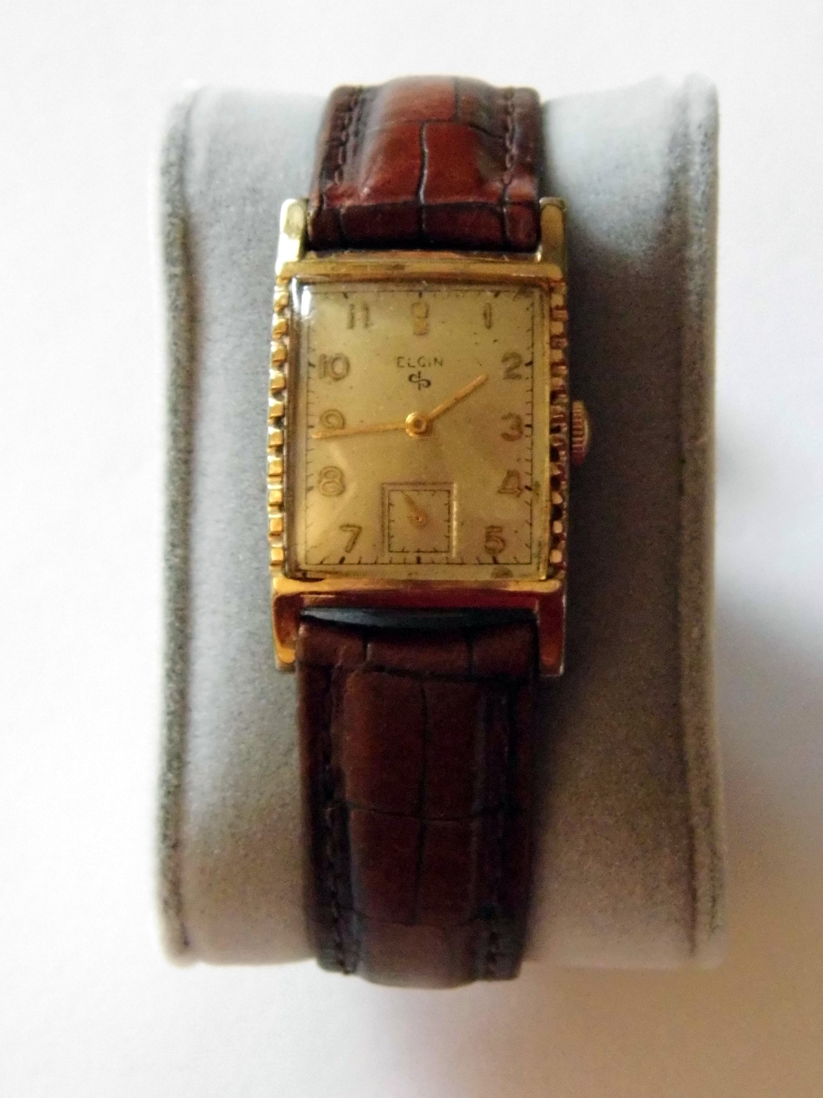 Vintage Elgin manual-wind wristwatch (dial close-up)