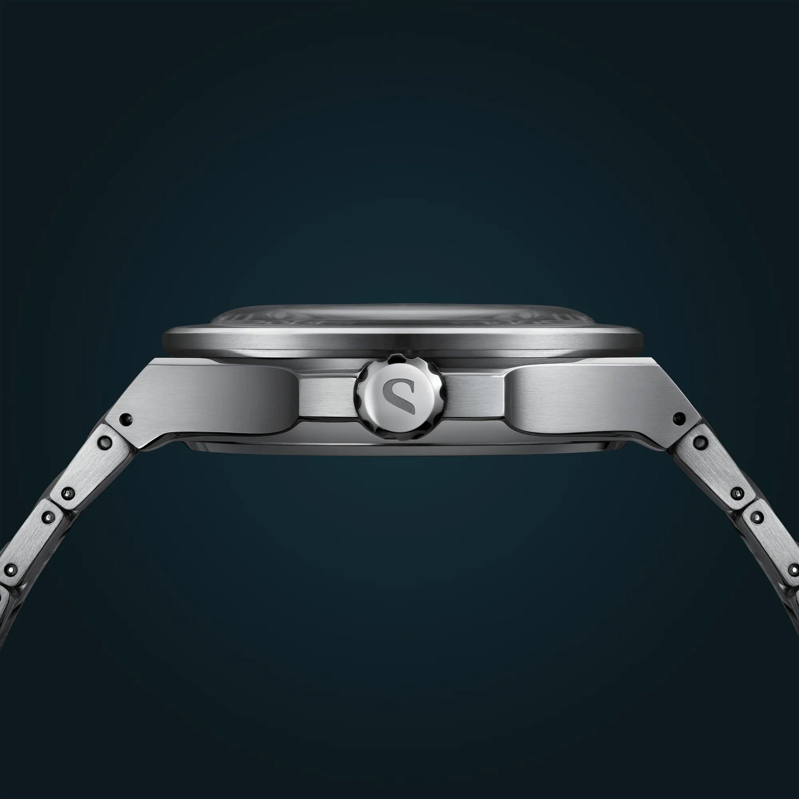 Straum Jan Mayen case side profile (official image)